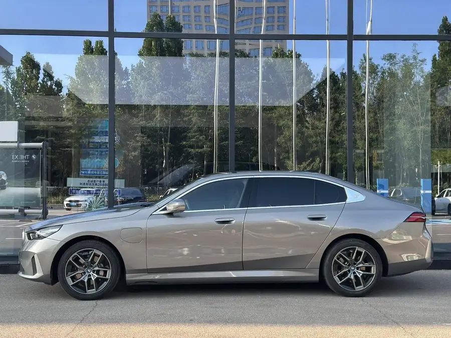 2024 BMW i5 eDrive 35L Luxury Package 2