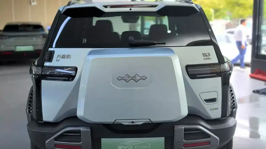 2025 Titan 3 501KM 4WD Ultra Edition 2