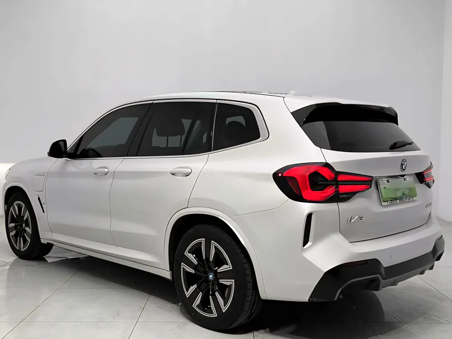2024 BMW iX3 Leading Version 3