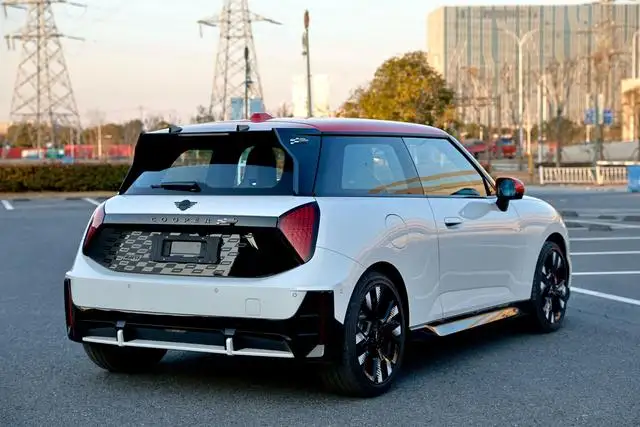 2025 Electric MINI JCW Facelift (John Cooper Works) 2