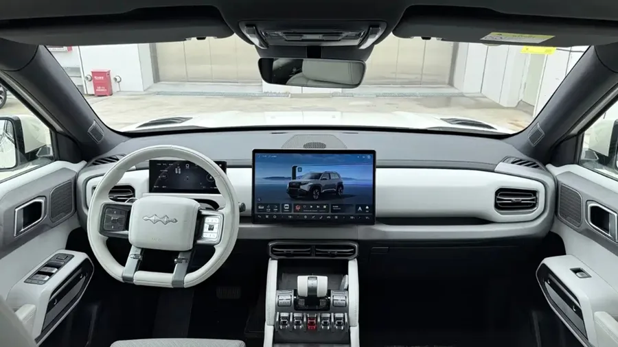 2025 Titan 3 501KM 4WD Ultra Edition 3