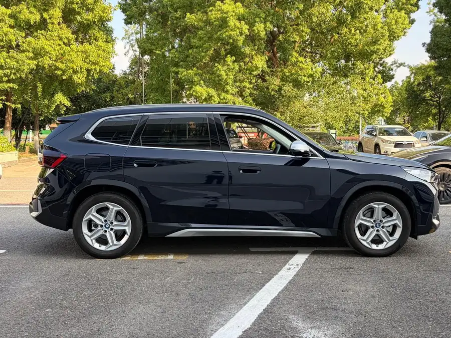 2023 BMW iX1 eDrive25L X-Line 3