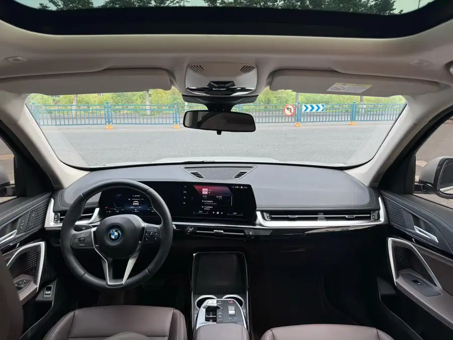 2025 BMW iX1 eDrive25L X Design Package 4