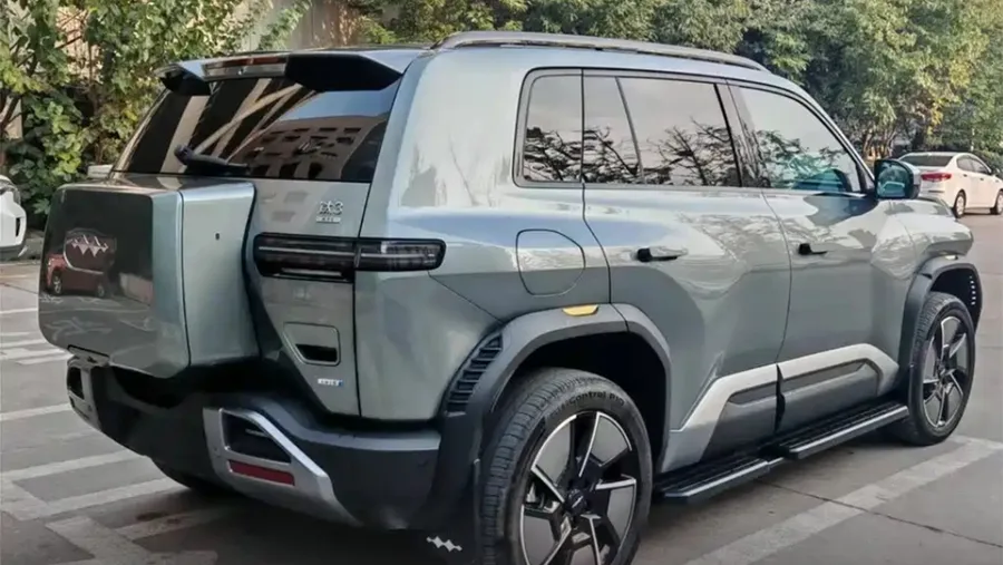 2025 Titan 3 501KM 4WD Max Edition 2