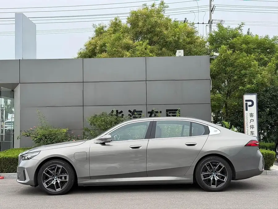 2024 BMW i5 eDrive 35L Luxury Package 2