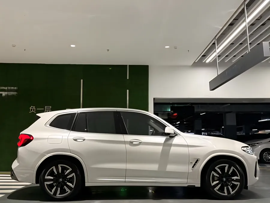 2024 BMW iX3 Leading Version 3
