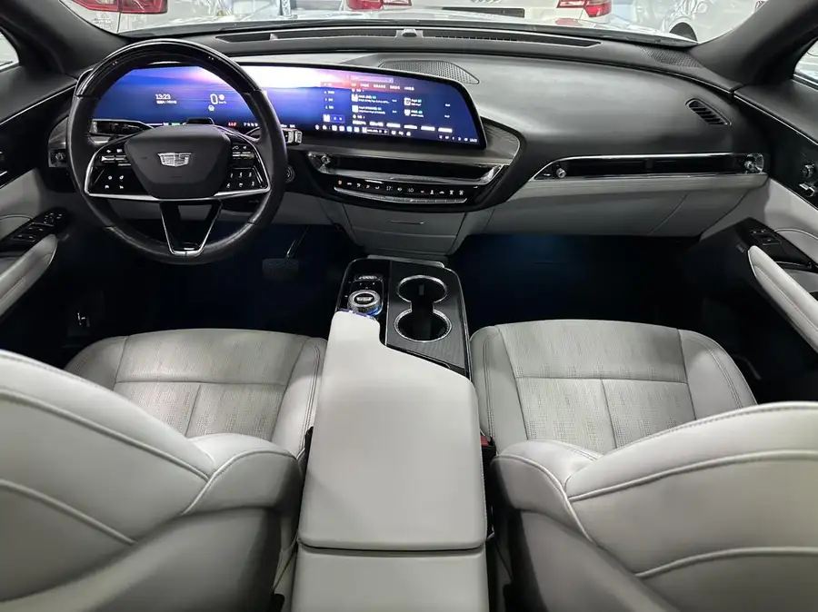 2022 LYRIQ Rear-Wheel Drive Long Range Luxury Version 4