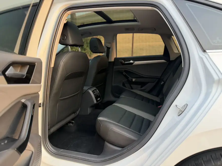 2021 Volkswagen Sagitar 280TSI DSG Overtake 5