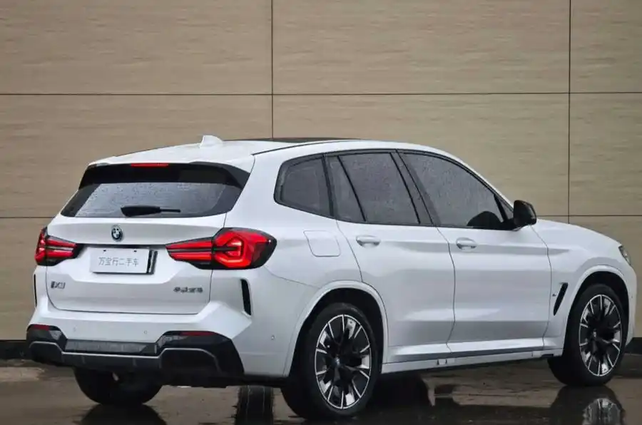 2024 BMW iX3 Leading Version 3
