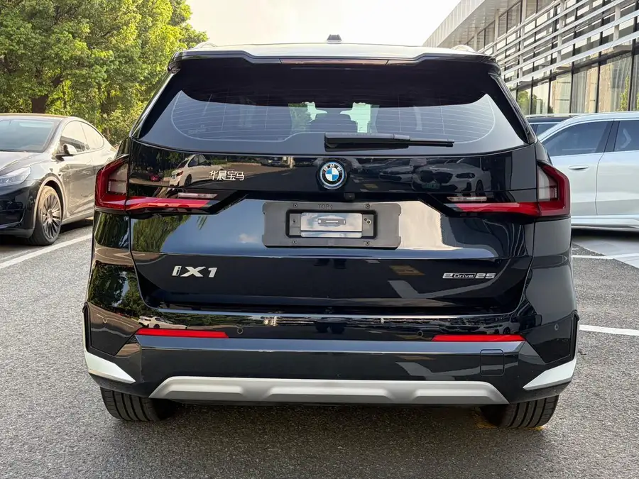 2023 BMW iX1 eDrive25L X-Line 2