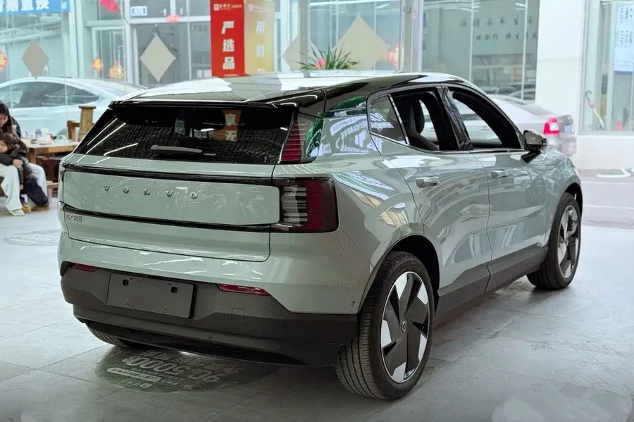 2025 Volvo EX30 590km RWD Long Range Ultra 2