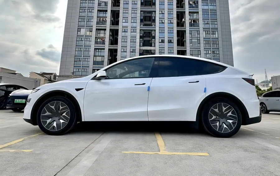 2025 Tesla Model Y L Long Range All-Wheel Drive 3