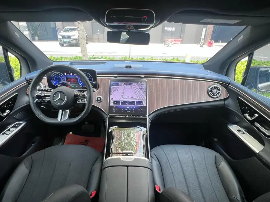 2023 Mercedes‑Benz EQE SUV 350 4MATIC Luxury Version 4