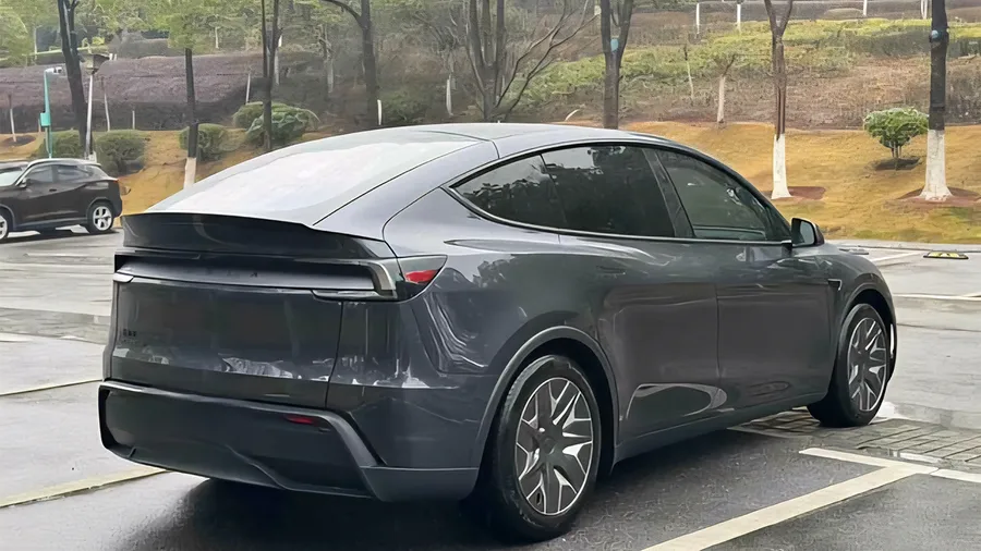 2025 Tesla Model Y L Long Range AWD 3