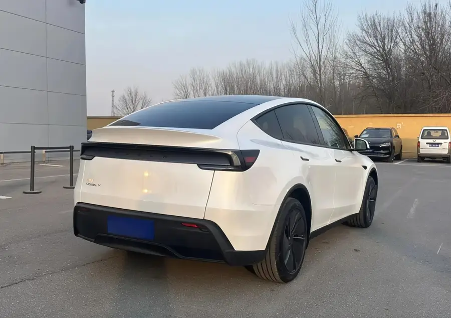 2026 Tesla Model Y Rear-Wheel Drive Edition 3