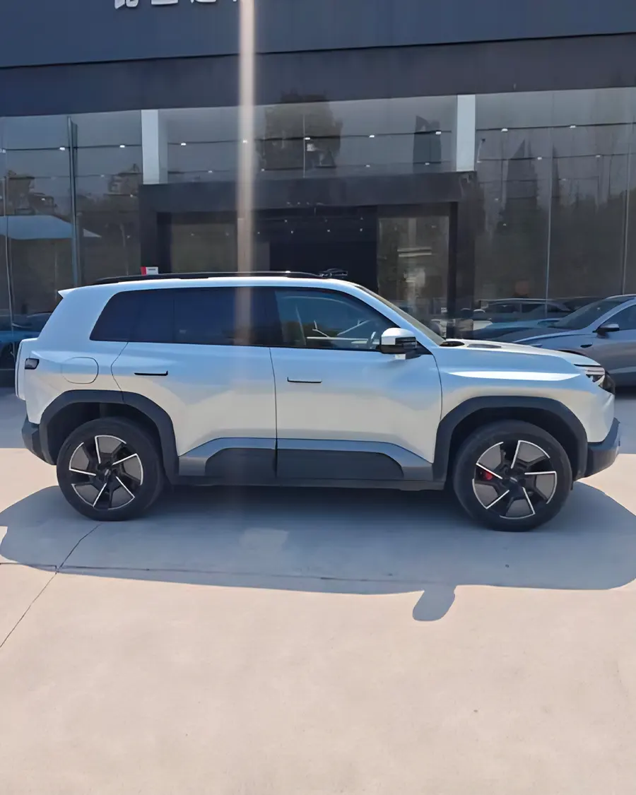 2025 Tan 3 501KM 4WD Ultra Edition 2