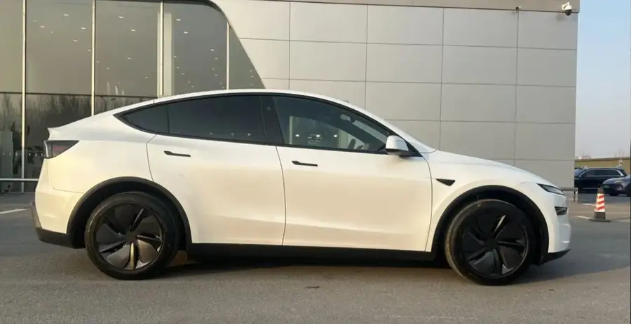 2026 Tesla Model Y Rear-Wheel Drive Edition 2