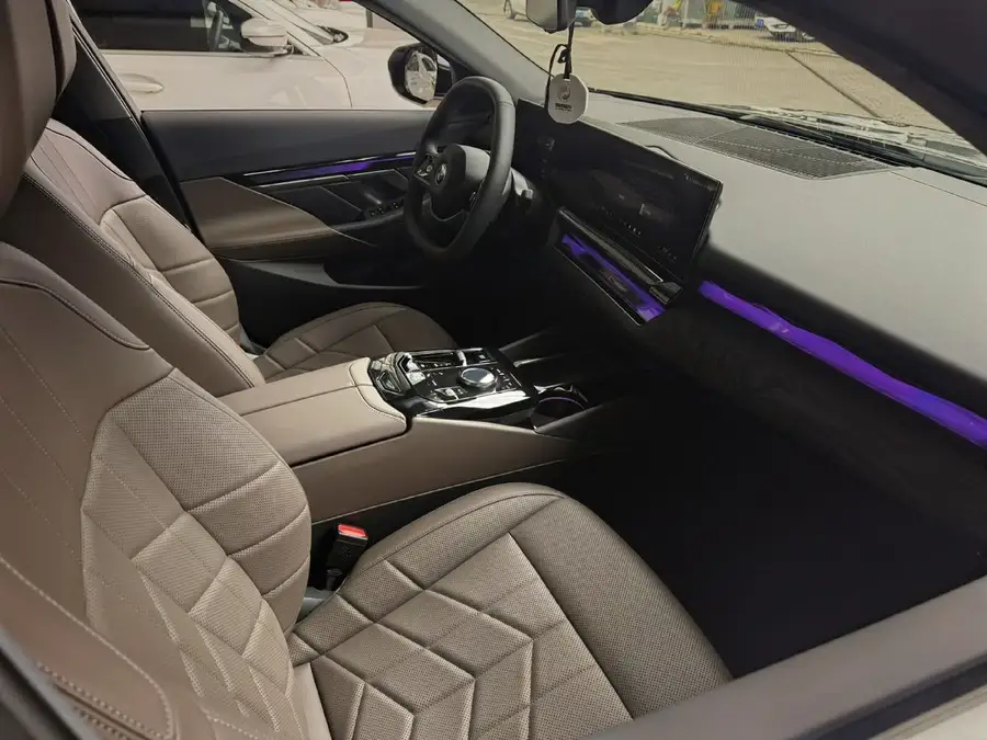 2024 BMW i5 eDrive 35L Luxury Package 4