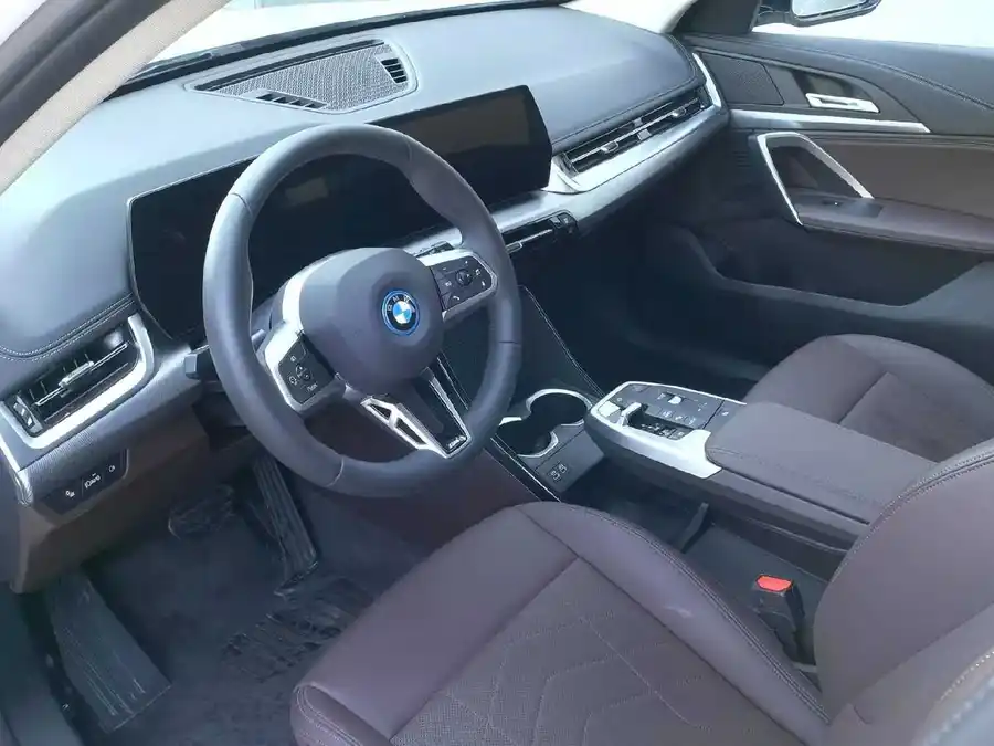 2025 BMW iX1 eDrive25L M Sport Package 4