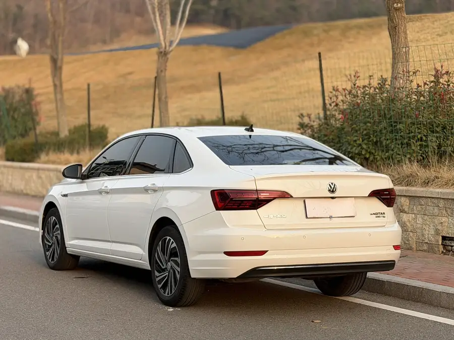 2021 Volkswagen Sagitar 280TSI DSG Overtake 3