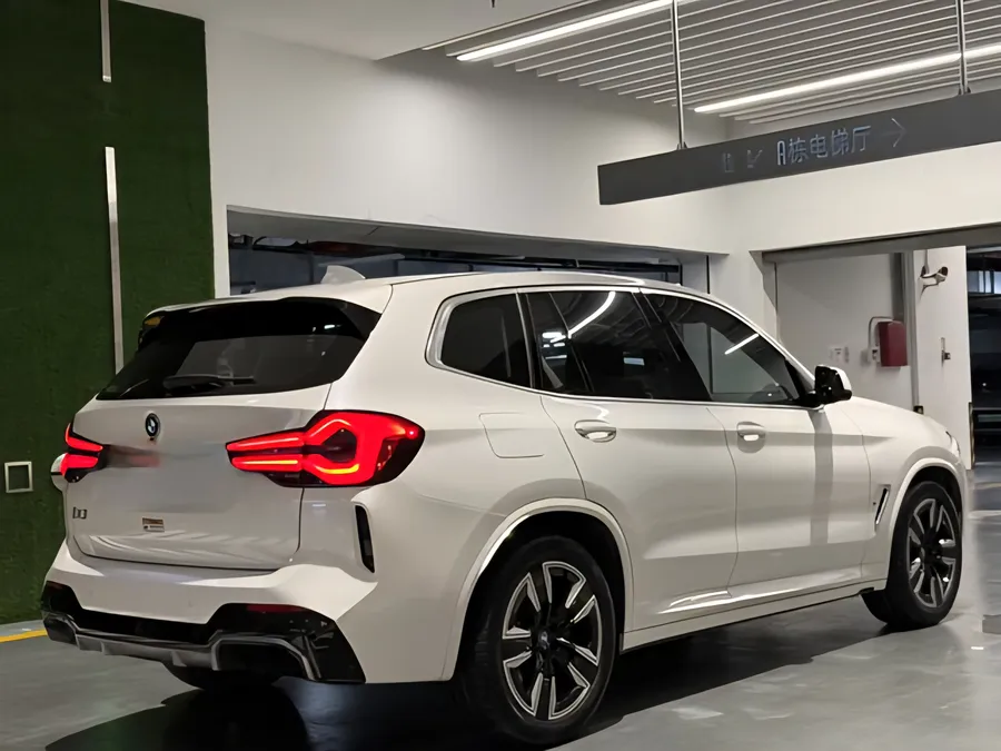 2024 BMW iX3 Leading Version 2