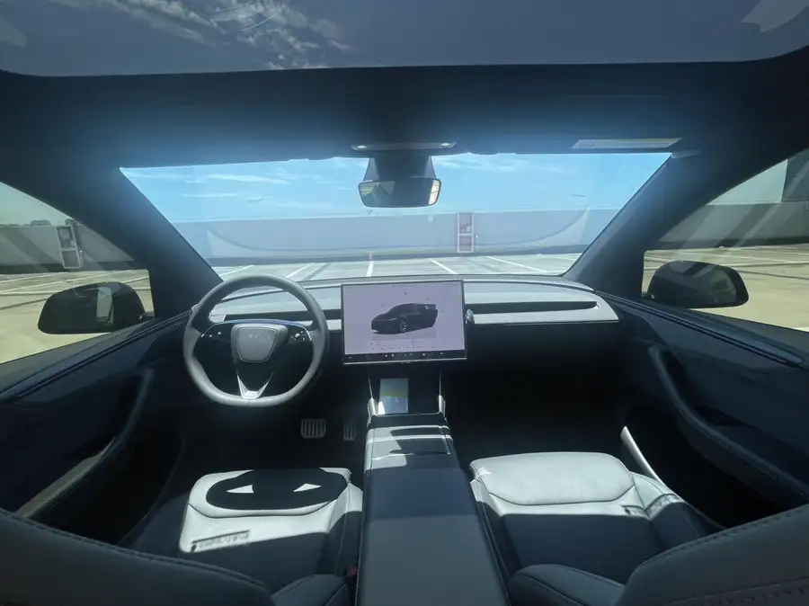 2025 Model Y L Long‑Range All‑Wheel‑Drive Version 4