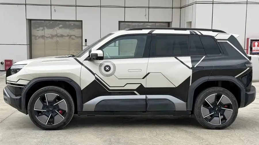 2025 Titan 3 501KM 4WD Ultra Edition 2
