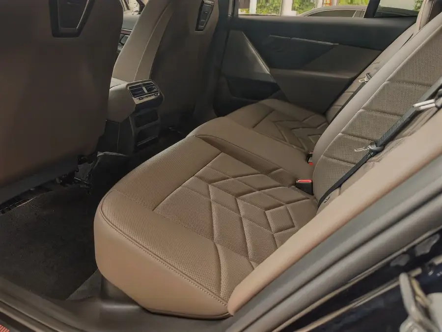 2024 BMW i5 eDrive 35L Luxury Package 4