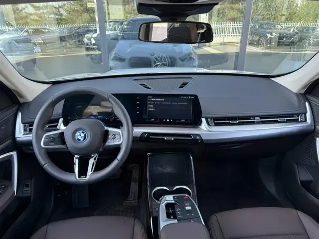 2025 BMW iX1 eDrive25L M Sport Package 4
