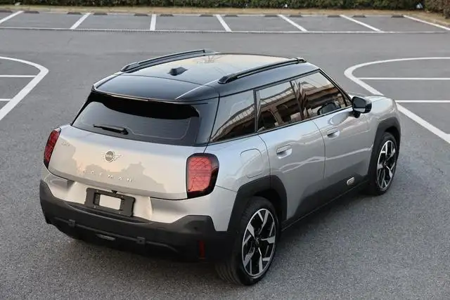 2025 Electric MINI ACEMAN E Classic Trim 2