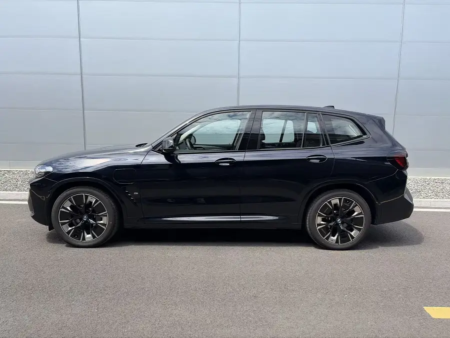 2024 BMW iX3 Leading Version 2