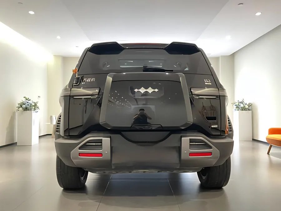 2025 Titan 3 501KM 4WD Ultra Edition 2