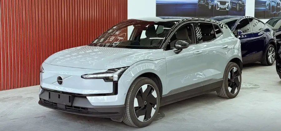 2025 Volvo EX30 590km RWD Long Range Ultra
