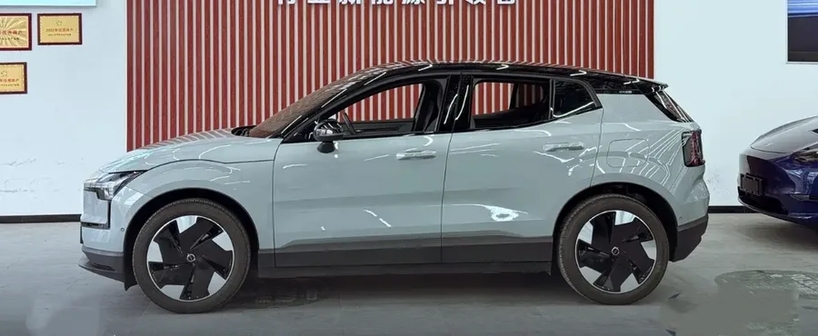 2025 Volvo EX30 590km RWD Long Range Ultra 3