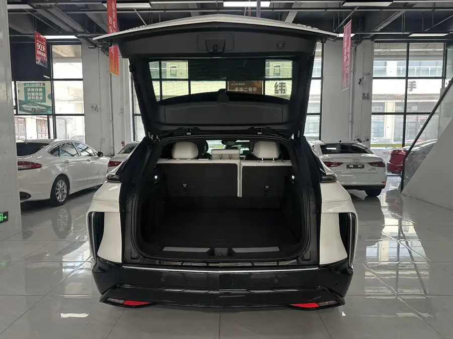2022 LYRIQ Rear-Wheel Drive Long Range Luxury Version 3